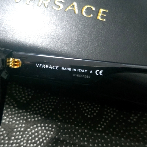 Versace Black W/ Iconic Design On Sides Women's Sunnies (NWT)(FULL INCLUSION)🖤✨ - Picture 6 of 8